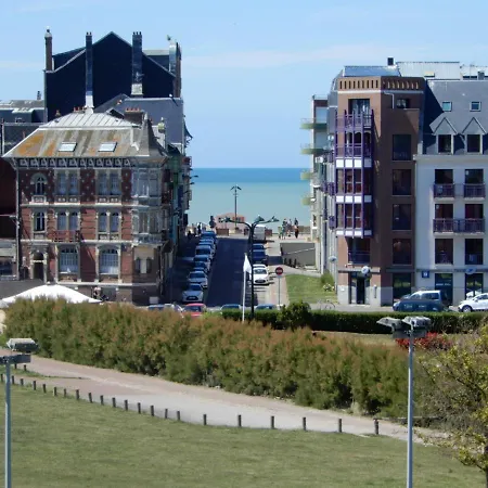 Caprices Ensoleilles 1 A 2 Pers Possibilite 2eme Avec Lit King Size En Supplement Avec Capacite 4 Pers Vue Panoramique, Petite Vue Mer, 300 Metres Les Bains Le Treport Petit Dejeuner Servi En En Option 住宿加早餐酒店