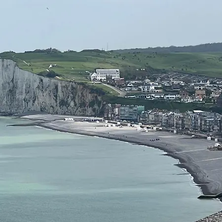 Caprices Ensoleilles 1 A 2 Pers Possibilite 2eme Avec Lit King Size En Supplement Avec Capacite 4 Pers Vue Panoramique, Petite Vue Mer, 300 Metres Les Bains Le Treport Petit Dejeuner Servi En En Option 3*
